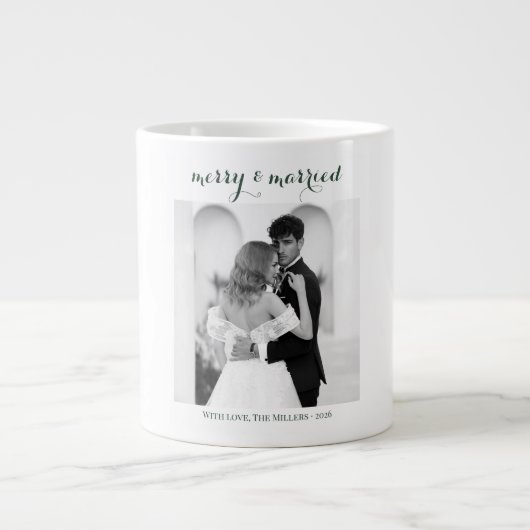 Merry & Married - Personalized Newlywed Christmas Jumbo-Tasse (Vorderseite)