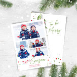 Merry Mistletoe Niedliche Weihnachtsfoto Collage Feiertagskarte<br><div class="desc">Dieses Design zeichnet sich durch eine fröhliche Weihnachtsgrün-Collage mit Aquarell-Grün,  eine elegante Pinselschrift,  ein niedlich minimalistisches,  modernes,  farbenfrohes Design mit botanischen Holly-Beeren,  ein lustiges und skurriles Design mit Rot und Grün-Stil aus,  mit "In der Saison" Gruß</div>