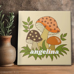Merry Mushroom mit Individuelle Name Fliese<br><div class="desc">Ein lustiges Design mit funky Pilzen. Das Design ist in Avocado-Grün-, Braun- und Orangetönen gehalten.</div>