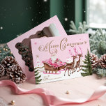 Merry Pink Christmas Santa Seligh Rentier Foto Feiertagskarte<br><div class="desc">Feiern Sie den Zauber der Saison mit unserer rosa Weihnachtskarte für Rentiere im Nordpol Weihnachtskarten. Diese magische Karte zeigt unsere wunderschön gestaltete Aquarellszene mit einem rosa Santa Claus im Retro-Stil in seinem rosa Schlitten, der sich anmutig über einem charmanten Dorf am Nordpol erhebt. Der Vintag inspiriert "Frohe Weihnachten"-Gruß fügt eine...</div>