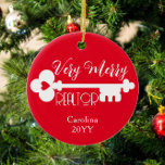 Merry Real Anwesen Agent Neuer Zuhause Key Weihnac Keramik Ornament<br><div class="desc">Dieses Design enthält den Text "Sehr Merry Realtor" mit einem niedlichen Hausschlüssel und Platz für Ihren Text/Namen. Klicken Sie auf die Schaltfläche Anpassen für mehr Flexibilität beim Anpassen des Bildes oder beim Hinzufügen eines eigenen Textes! Variationen dieses Designs, zusätzliche Farben sowie koordinierende Produkte sind in unserem Shop, zazzle.com/store/doodlelulu verfügbar. Kontaktieren...</div>