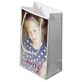 Merry Script Custom Foto Geschenktasche / Rot Kleine Geschenktüte (Rückseite Schrägansicht)