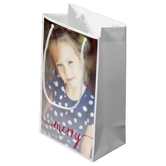 Merry Script Custom Foto Geschenktasche / Rot Kleine Geschenktüte (Rückseite Schrägansicht)