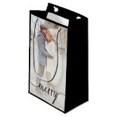 Merry Script Custom Foto Geschenktasche / Schwarz Kleine Geschenktüte (Vorderseite Schrägansicht)
