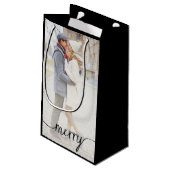Merry Script Custom Foto Geschenktasche / Schwarz Kleine Geschenktüte (Rückseite Schrägansicht)