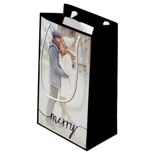 Merry Script Custom Foto Geschenktasche / Schwarz Kleine Geschenktüte (Rückseite Schrägansicht)
