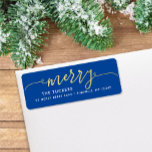 MERRY Script Gold Foil auf Blue Christmas Address<br><div class="desc">Dieses schlichte Design zeichnet sich durch den festlichen Gruß "fröhlich" in den Imitaten Goldfolie. Klicken Sie auf die Schaltfläche Anpassen, um mehr Flexibilität beim Ändern/Hinzufügen von Text/Fotos und Designelementen zu erhalten! Variationen dieses Designs sowie der Koordinationsprodukte sind in unserem Shop, zazzle.com/store/doodlelulu, erhältlich. Kontaktieren Sie uns, wenn Sie dieses Design für...</div>