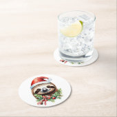 Merry Slothmas Sloth in Weihnachtsmannmütze Red Bo Runder Pappuntersetzer (Vor Ort)