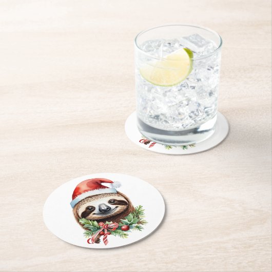 Merry Slothmas Sloth in Weihnachtsmannmütze Red Bo Runder Pappuntersetzer (Vor Ort)