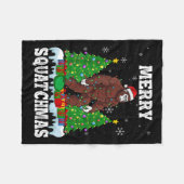 Merry Squatchmas Christmas Tree Santa Bigfoot Sasq Fleecedecke (Vorderseite (Horizontal))