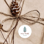 Merry und Bright | Boho Christmas Tree Runder Aufkleber<br><div class="desc">Diese trendigen Weihnachtsaufkleber sind mit einem himmlischen grünen Weihnachtsbaum ausgestattet,  der mit lässiger Terrakotta-Schrift "fröhlich   hell" steht. Fügen Sie Ihren Namen oder Ihre Monogramm hinzu.</div>