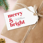 Merry und Bright | Modern Christmas Bright Red Geschenkanhänger<br><div class="desc">Ein stilvolles,  modernes Geschenkschild mit einem kühlen Retro-Typografie-Zitat "frry & bright" in hellrot auf weißem Hintergrund. Der Gruß und Name können leicht an Ihre Bedürfnisse angepasst werden. Ein trendiges,  lustiges Design,  das sich in dieser Urlaubssaison auszeichnet!</div>