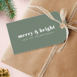 Merry und Bright | Modern Minimal Christmas Green Geschenkanhänger<br><div class="desc">Ein stilvolles,  modernes Geschenkschild mit einem kühnen Retrotipografie-Zitat "frry & bright" in Weiß auf einem dunklen Salbei-Waldgrün. Der Gruß und der Name können leicht für eine persönliche Touch angepasst werden. Ein trendiges,  minimalistisches und zeitgenössisches Design,  das sich in dieser Ferienzeit auszeichnet!</div>