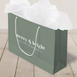 Merry und Bright | Modern Minimal Christmas Green Große Geschenktüte<br><div class="desc">Eine stilvolle moderne Geschenktasche mit Retrotypografie zitiert "fröhlich & hell" in Weiß auf einem dunklen Salbei Waldgrün. Der Gruß und der Name können leicht für eine persönliche Touch angepasst werden. Ein trendiges,  minimalistisches und zeitgenössisches Design,  das sich in dieser Ferienzeit auszeichnet!</div>