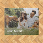 Merry und Bright | Modernes Foto Xmas Puzzle<br><div class="desc">Ein stilvolles, modernes Foto-Puzzle mit einem kühlen Retro-Typografie-Zitat "frry & bright" in Weiß. Die Begrüßung, der Name und die Nachricht lassen sich einfach für eine persönliche Touch anpassen. Ein trendiges, minimalistisches und zeitgenössisches Design, das sich in dieser Ferienzeit auszeichnet! Das abgebildete Bild dient nur zur Veranschaulichung, um durch Ihr eigenes...</div>