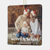Merry und Bright | Modernes Weihnachtsfamilien-Fot Keramikornament (Links)