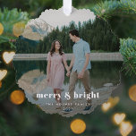 Merry und Bright | Modernes Weihnachtskaffee - Fot Ornament Karte<br><div class="desc">Ein stilvolles, modernes Foto mit einem kühlen Retro-Tipp "fröhlich & hell" in Weiß. Der Gruß, Name und Jahr lassen sich einfach für eine persönliche Touch anpassen. Ein trendiges, minimalistisches und zeitgenössisches Design, das sich in dieser Ferienzeit auszeichnet! Das abgebildete Bild dient nur zur Veranschaulichung, um durch Ihr eigenes Foto ersetzt...</div>