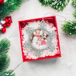 Merry und Bright | Pet Holiday Snowflake Schneeflocken Zinn-Ornament<br><div class="desc">Feiern Sie die magische und festliche Urlaubssaison mit unserem Foto ornamnet. Unser festliches Urlaubsszenario zeichnet sich durch ein vollständiges Foto-Layout aus, das in einem stilvollen, modernen Pinselskript dargestellt ist. Wasserfarbene Schneeflocken sind verstreut. Personalisieren Sie Ihre Daten mit Namen und Foto. Sie können die Textgröße, Textfarbe, Schriftart und Layout für Ihre...</div>