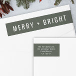 Merry und Bright | Stilvolle dunkelgrüne Weihnacht<br><div class="desc">Eine stilvolle,  moderne Ferienpackung rund um das Retourenschild mit einem kühnen Typografie-Zitat "Merry   Bright" in Weiß mit einer dunkelwaldgrünen Farbe. Der Gruß und der Name können leicht für eine persönliche Touch angepasst werden. Ein trendiges,  minimalistisches und zeitgenössisches Weihnachtsdesign,  das sich in dieser Urlaubssaison auszeichnet!</div>