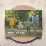 Merry und Bright | Stilvolle Weihnachten im Foto<br><div class="desc">Eine stilvolle, moderne Foto-Flachgrüßkarte mit einem fett-Retro-Typografie-Zitat "frry & bright" in Weiß mit einer natürlichen neutralen Steinbeige-Farbe auf der Rückseite. Die Begrüßung, der Name und die Nachricht lassen sich einfach für eine persönliche Touch anpassen. Ein trendiges, minimalistisches und zeitgenössisches Design, das sich in dieser Ferienzeit auszeichnet! Das abgebildete Bild dient...</div>