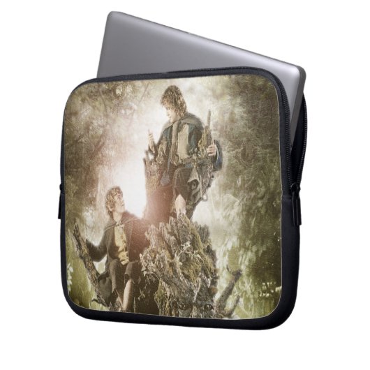 Merry und Peregrin auf Treebeard Laptopschutzhülle (Vorderseite Links)
