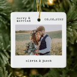 Merry & Verheiratet First Christmas Wedding Foto Keramikornament<br><div class="desc">Ein modernes Foto</div>