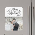 Merry & Verheiratet New Weds Erstes Weihnachtsfest Magnet<br><div class="desc">Elegante und romantische Wirble Kalligraphie-Schrift mit Pinecone-Zweigen und einem Foto. Für eine weiter gehende Anpassung dieses Designs klicken Sie bitte auf den BUTTON BLAU DESIGN TOOL oben!</div>