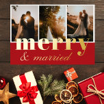 Merry & Verheiratet Three Collage Red White Folien Feiertagskarte<br><div class="desc">Elegante, moderne Weihnachts-Echtgoldfolie-Urlaubskarte mit drei Foto-Collage und einem Holiday-Gruß in Gold auf dem roten Hintergrund: Merry & verheiratet, in einer Mischung aus klassischer Typografie und eleganter Schrift. Ideal für Paare, die in diesem Jahr verheiratet und feierlich ihre Hochzeit got! Die Rückseite der Karte enthält Ihre individuelle Weihnachtsmeldung mit Ihrem Nachnamen...</div>