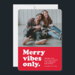 Merry vibes nur Retro Marine Weihnachtsfest Foto H Feiertagskarte<br><div class="desc">Nur in dieser Feriensaison erfreut! Versenden Sie eine lustige Retro-Urlaubskarte mit diesem eineckigen Foto-Design. Der Rückwurftyp in Weiß lautet "Nur merry vibes" und hat auch Platz für eine individuelle Nachricht,  Namen und Jahr. Der koordinierende klassische Weihnachtsrot hat eine bedrückte Textur,  um das Vintage Aussehen zu vervollständigen.</div>