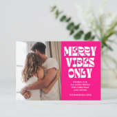 Merry Vibes Only Groovy Hot Pink Christmas Card Dankeskarte (Stehend Vorderseite)