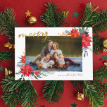Merry | Winter Poinsettia & Pine Holiday Foto Feiertagskarte<br><div class="desc">Es ist die schönste Zeit des Jahres! Dieses Design zeigt Ihr individuelles Foto gerahmt durch zwei handbemalten Blumenarrangements von Poinsettia, Kiefer und Winterbeeren. In der oberen links Ecke erscheint "merry" in gebürstetem Goldschrift. In der rechten unteren Ecke sind Ihr Familienname und das Jahr. Diese Karten kehren zu einer festlich roten...</div>
