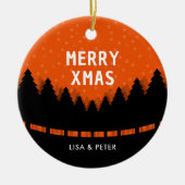 Merry Xmas Baumdekor schwarzer Wald und roter Schn Keramik Ornament (Vorne)