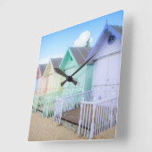 Mersea Island Beach Huts Quadratische Wanduhr (Winkel)
