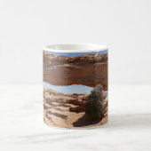 Mesa Arch and Tumbleweed in Canyonlands Kaffeetasse (Mittel)