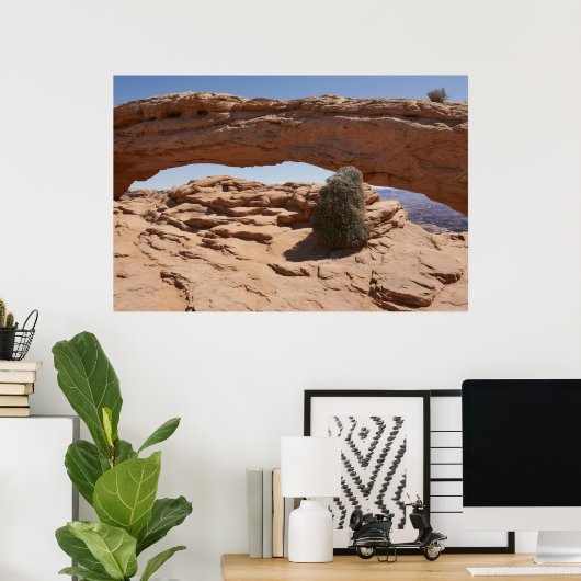 Mesa Arch and Tumbleweed in Canyonlands Poster (Heimbüro)