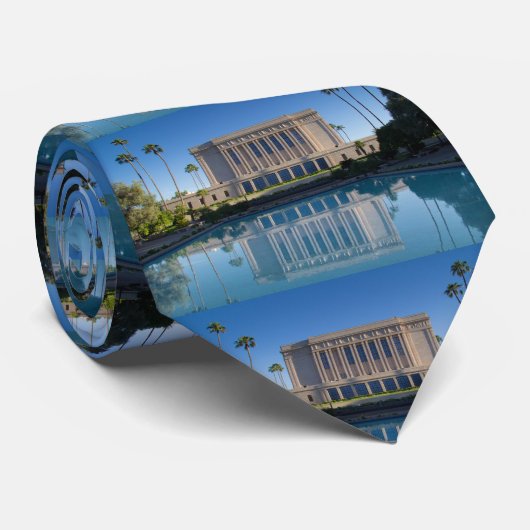 MESA-Tempel, der in einem blauen Pool sich Krawatte (Gerollt)