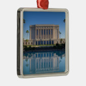 Mesa Tempel reflektiert in einem blauen Pool Silbernes Ornament (Rechts)
