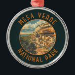 Mesa Verde Nationalpark Retro Distressed Circle Ornament Aus Metall<br><div class="desc">Mesa Verde Vektorgrafik Design. Der Park ist bekannt für seine gut erhaltenen Ancestral Pueblo Klippen,  insbesondere das riesige Cliff Palace.</div>