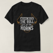 Mess with the bull you get the horns  bullfighter  T-Shirt (Design vorne)