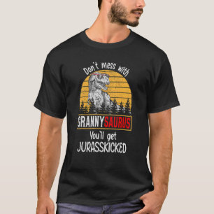 Messe nicht mit Grannysaurus, du wirst Jurasskick T-Shirt