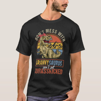 Messe nicht mit Grannysaurus, du wirst Jurasskick T-Shirt