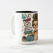 Messy Bun, Getting Stuff Done - Boss Babe Cartoon Zweifarbige Tasse (Vorderseite Links)