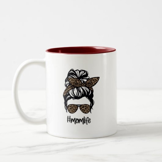 Messy Bun #momlife Leopard Zweifarbige Tasse (Links)
