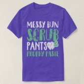 Messy Bun Scrub Pants und Prophet Paste T-Shirt (Design vorne)