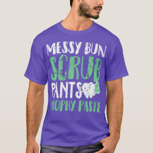 Messy Bun Scrub Pants und Prophet Paste T-Shirt