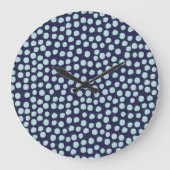Messy Polka Punkte, trendige Farbmuster. Große Wanduhr (Vorderseite)