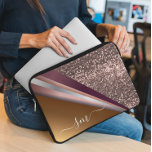 Metal 3-D Monogram Pink Gold Glitzer Look Laptopschutzhülle<br><div class="desc">Dieses Design kann in dem Bereich personalisiert werden, der durch das Ändern des Fotos und/oder Textes zur Verfügung gestellt wird. Sie können auch angepasst werden, indem Sie auf Vorlage personalisieren klicken und dann auf die Schaltfläche klicken, um weitere Optionen anzupassen, um die Hintergrundfarbe zu löschen oder zu ändern, Text hinzuzufügen,...</div>