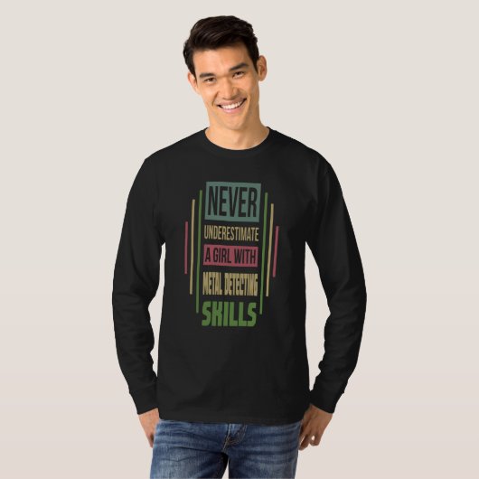 Metal Detecting Skills Never Underestimate A Girl T-Shirt (Vorne ganz)