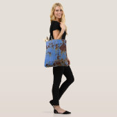 Metal und blau Farbe Textur. Tasche (Am Model)