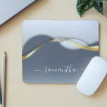 Metall-3-D-Look Kalligrafie Gold Monogram Wave Mousepad<br><div class="desc">Dieses Design kann in dem Bereich personalisiert werden, der durch das Ändern des Fotos und/oder Textes zur Verfügung gestellt wird. Sie können auch angepasst werden, indem Sie auf Vorlage personalisieren klicken und dann auf die Schaltfläche klicken, um weitere Optionen anzupassen, um die Hintergrundfarbe zu löschen oder zu ändern, Text hinzuzufügen,...</div>